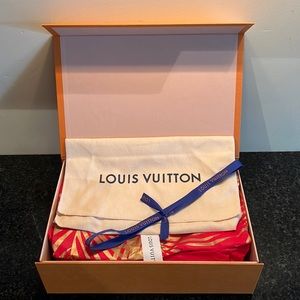 Louis Vuitton Medium sized box for large wallet/make-up bag w/cloth bag included